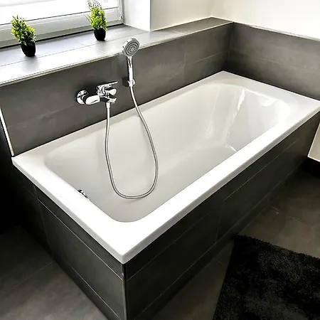 No 20 - Gemuetliche 2 Whg, Kueche, Balkon, Badewanne, Parkplatz Apartman *